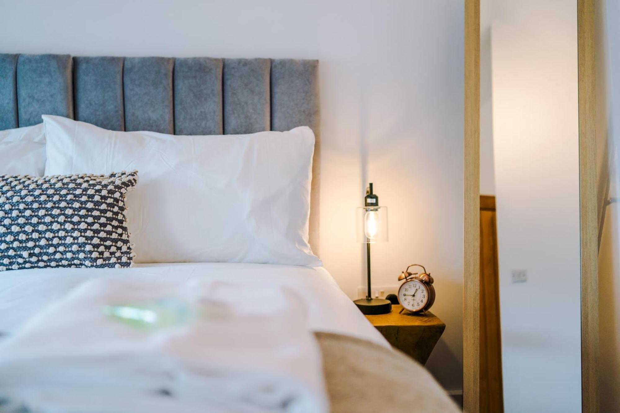 Number 21: A Breathtaking Chester Cottage With Parking Mollington  外观 照片