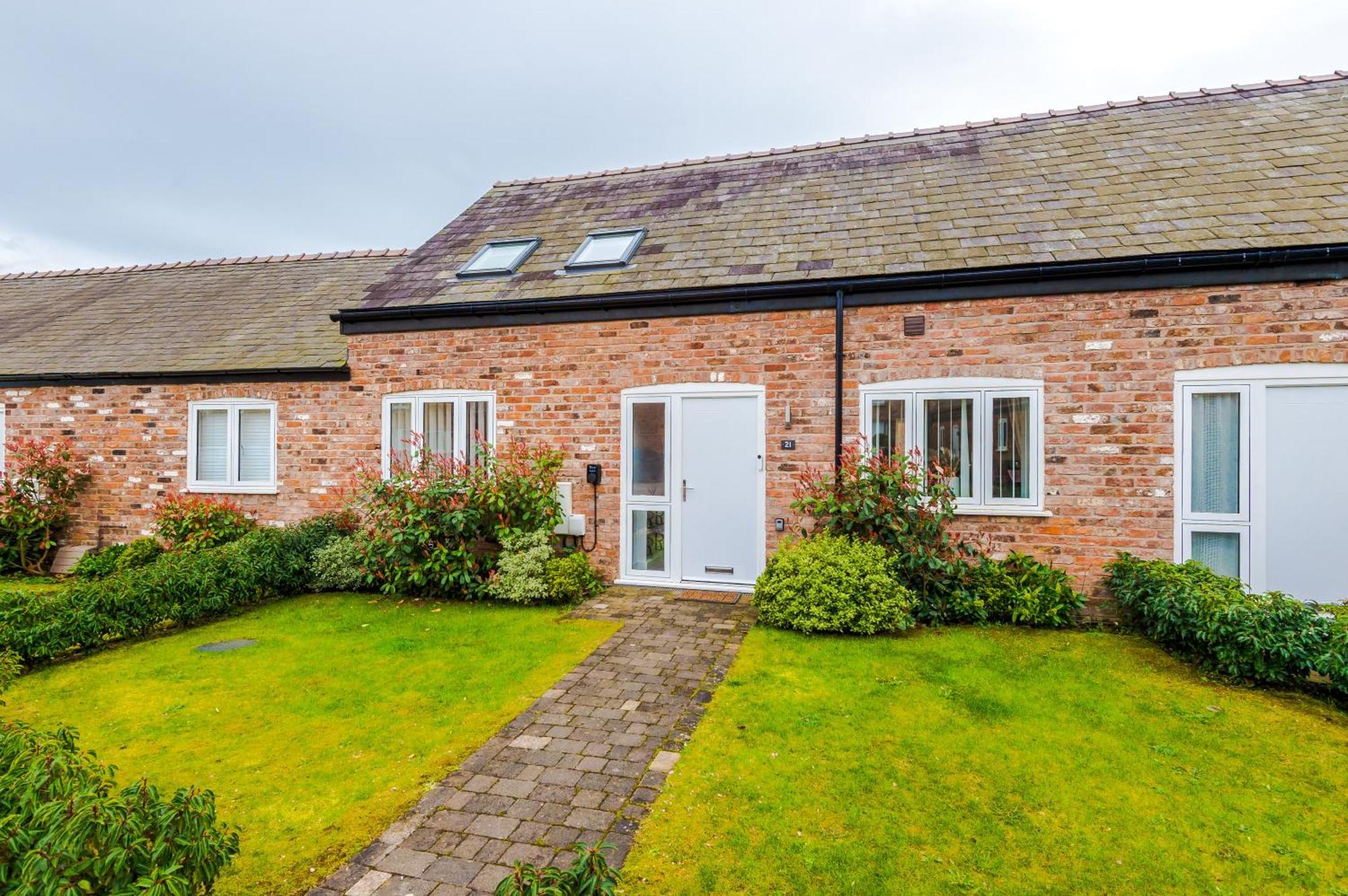 Number 21: A Breathtaking Chester Cottage With Parking Mollington  外观 照片